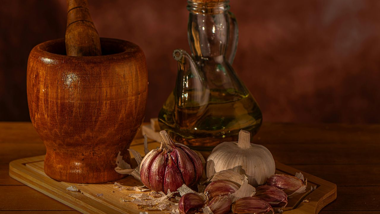 how long does garlic oil last feature image